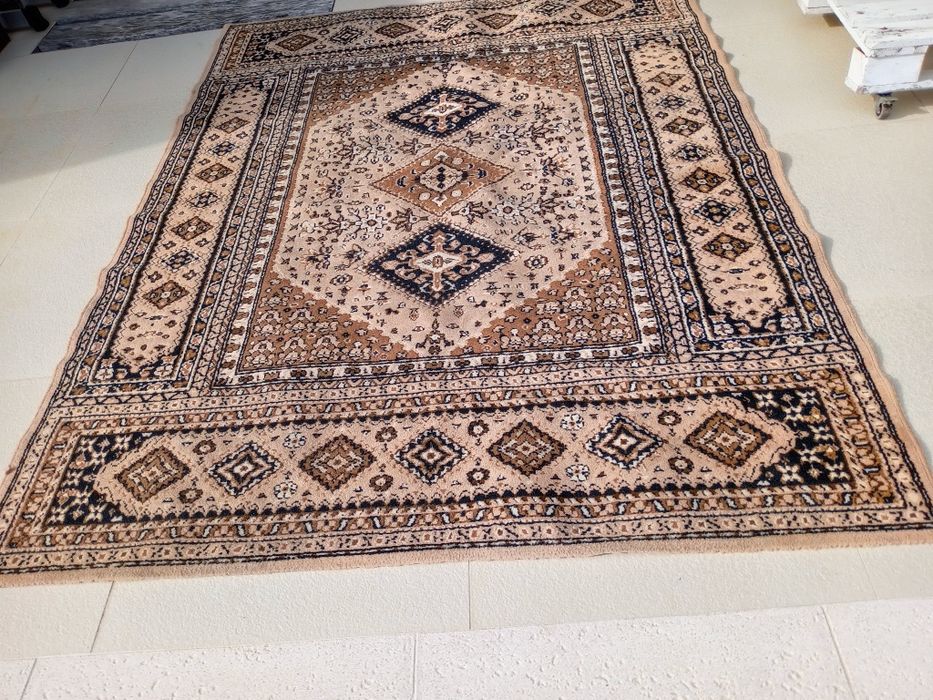 Vendo carpete em  tons  de  bege   e  castanho em muito bom estado