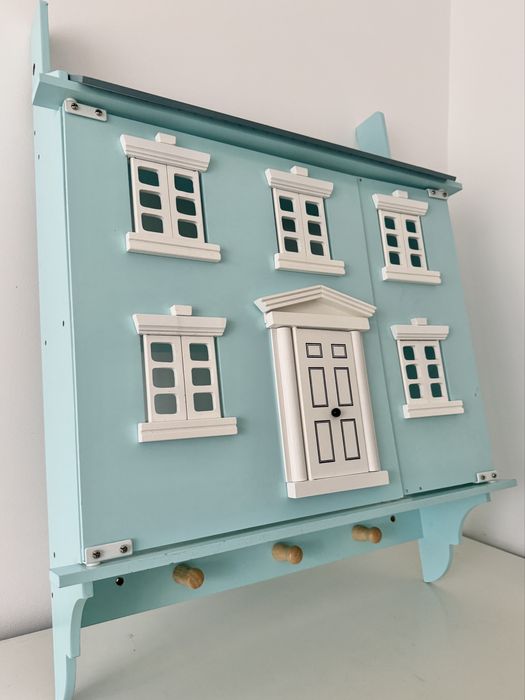 Domek dla lalek otwierany do zawieszenia na ścianie styl skandynawski