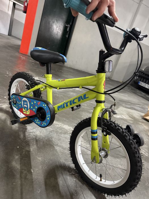 Bicicleta infantil com capacete