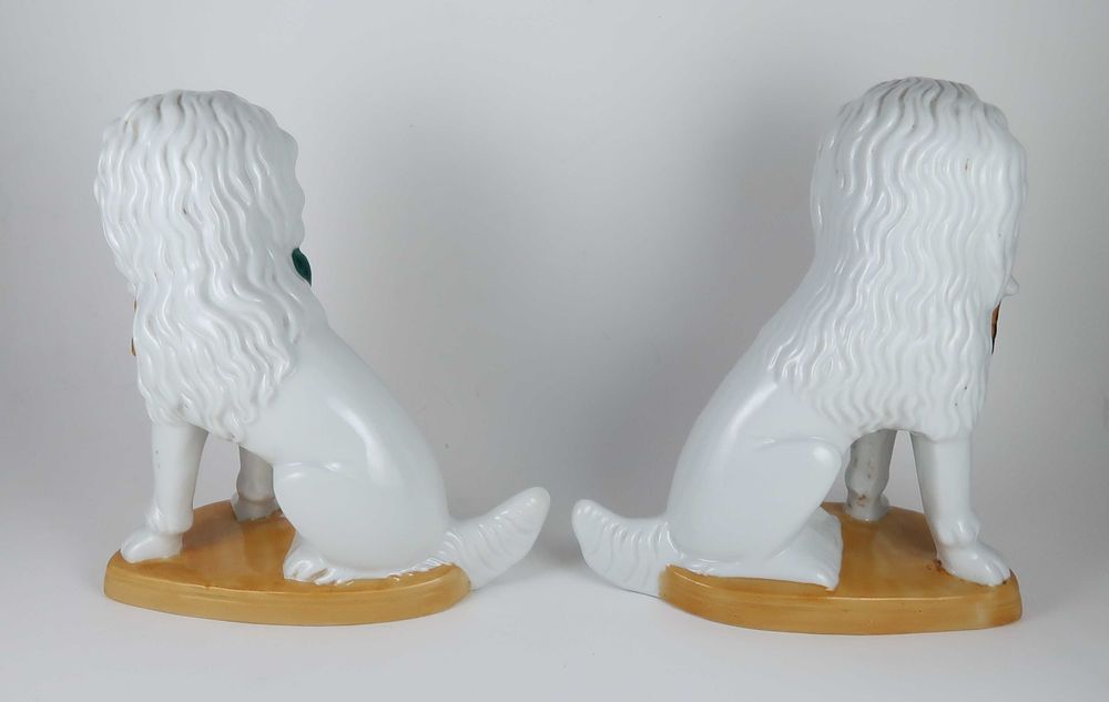 Par esculturas em porcelana - Cães com cesta - 21 cm