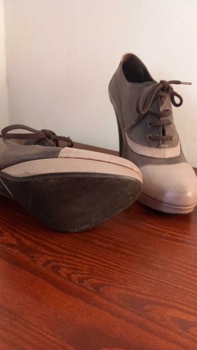 Botins em pele toupe e bege seaside