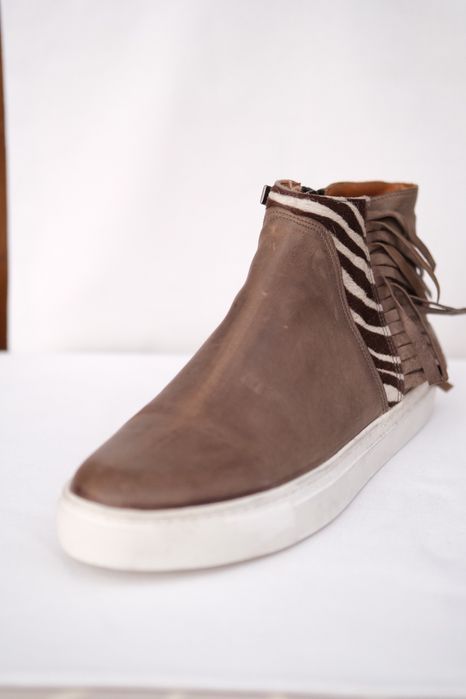 Bota Senhora Castanha em Pele