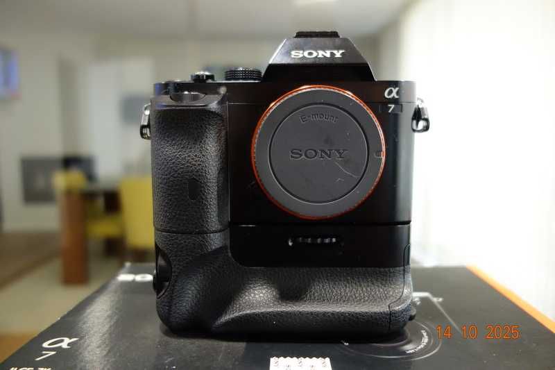 Sony A7 MK I + Grip Sony VG-C1EM + Baterias + Carregador