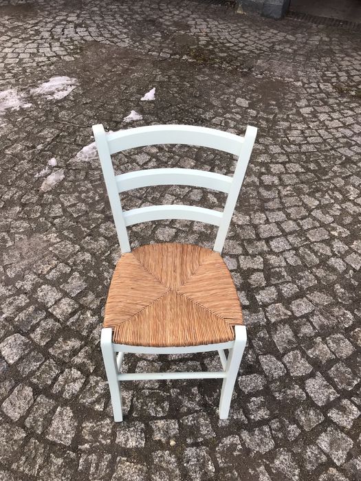 Cztery krzesła drewniane