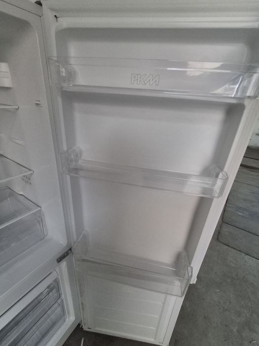 Холодильник з морозильною камерою