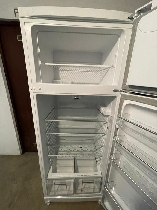 Frigorífico com congelador hotpoint