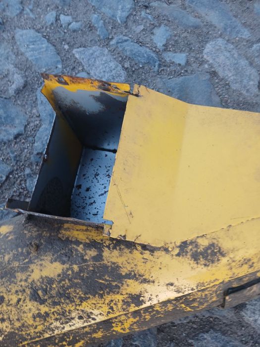 Труба загрузки бункера комбайн зернозбиральний NEW HOLLAND TR88.