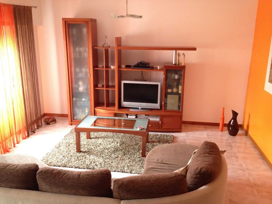 Elegante Móvel de Sala em Cerejeira