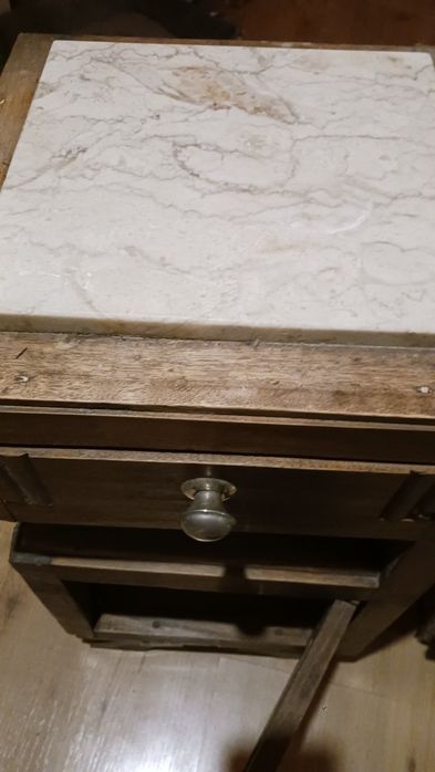 Mesa de cabeceira antiga