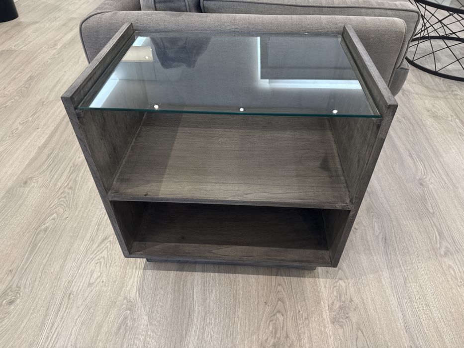 Mesa de apoio em tons cinza beje