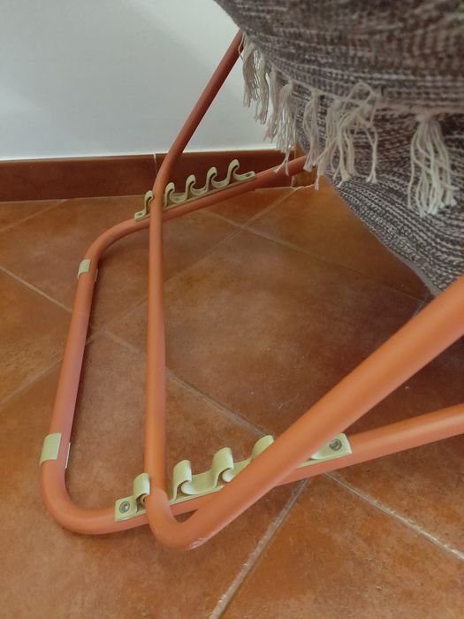 Espreguiçadeira cor de tijolo com forro em tecido