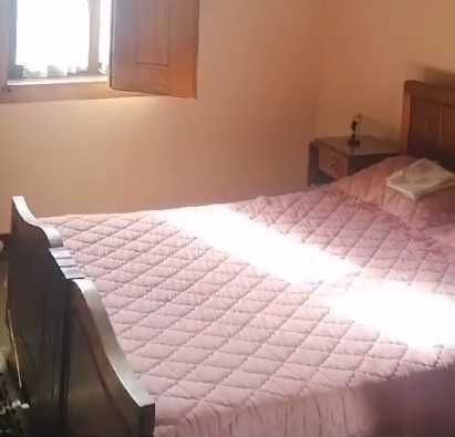 Cama de madeira com estrado e colchão