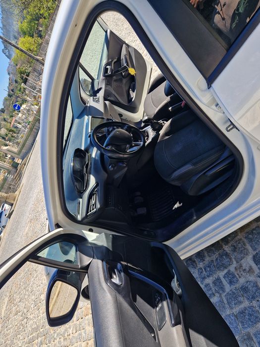 Peugeot 208 — fotografia 3