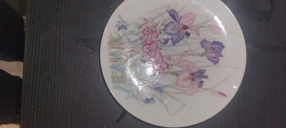 Prato Decorativo Japonês – Porcelana Pintada (Íris e Orquídeas)