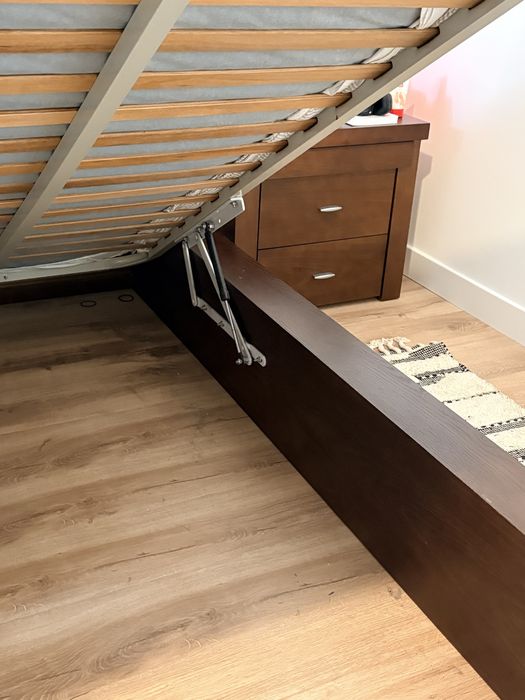 Conjunto de quarto completo em madeira cor wenge.