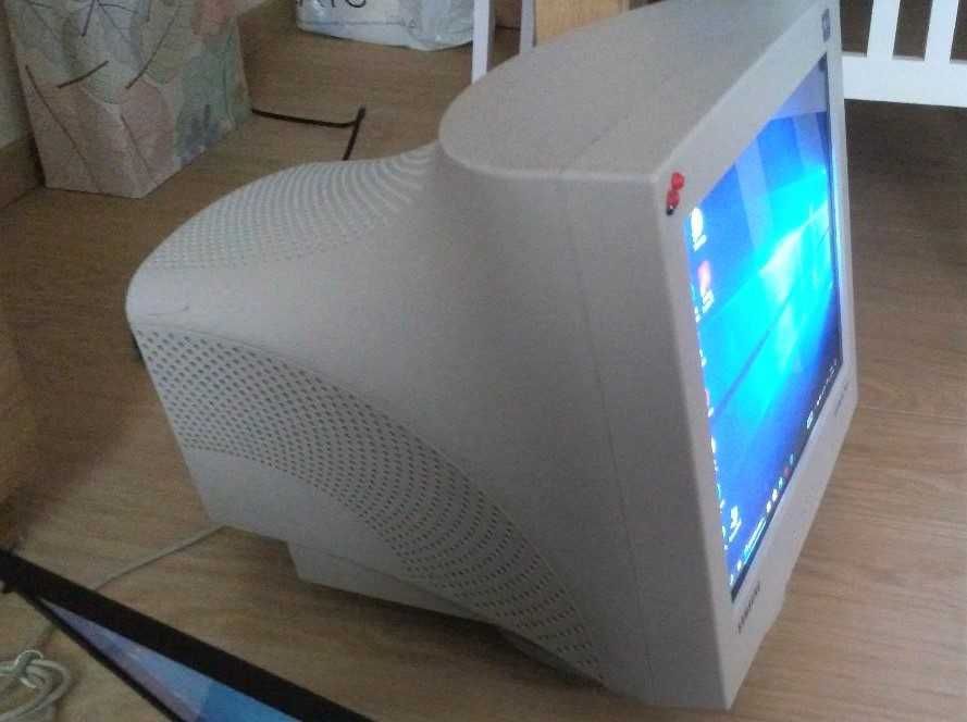 Монитор ЭЛТ 17 Samsung 755DFX