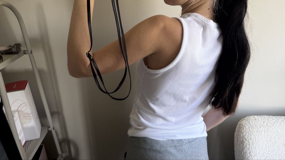 Біла майка в рубчик