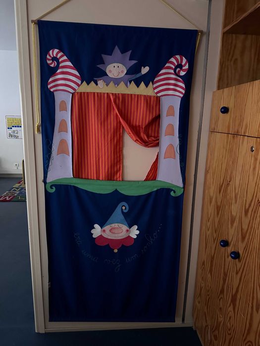 Fantocheiro em tecido com bonecos.