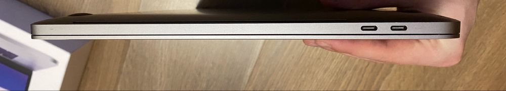 MacBook Pro 16-inch (Core i7 / 16GB / 512GB / Radeon 5300M)