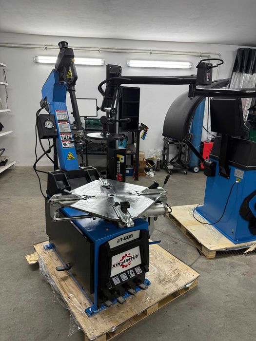 Pneumatyczna montażownica do opon z blokadą JT-609