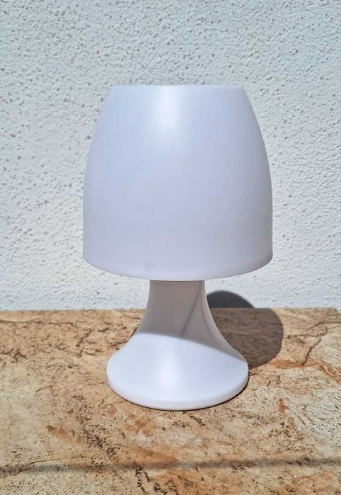 Mała biała lampka na biurko na szafkę nocną działa na baterie