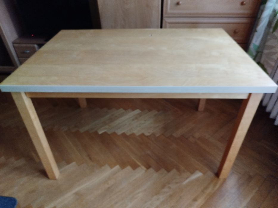 Stół IKEA. Ślady użytkowania