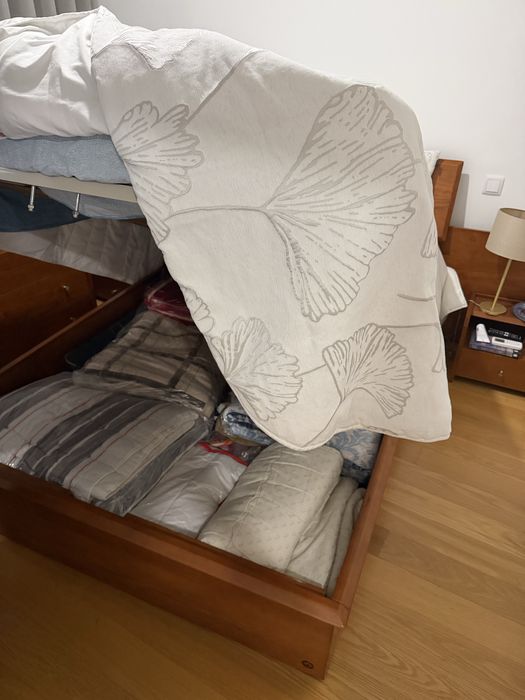 Mobília de quarto em cerejeira – cama, cómoda e 2 mesas de cabeceira