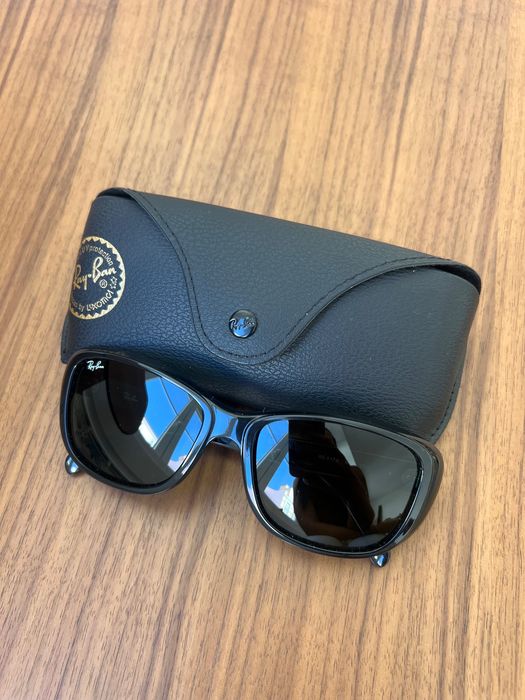 Vários óculos de sol da Ray-Ban