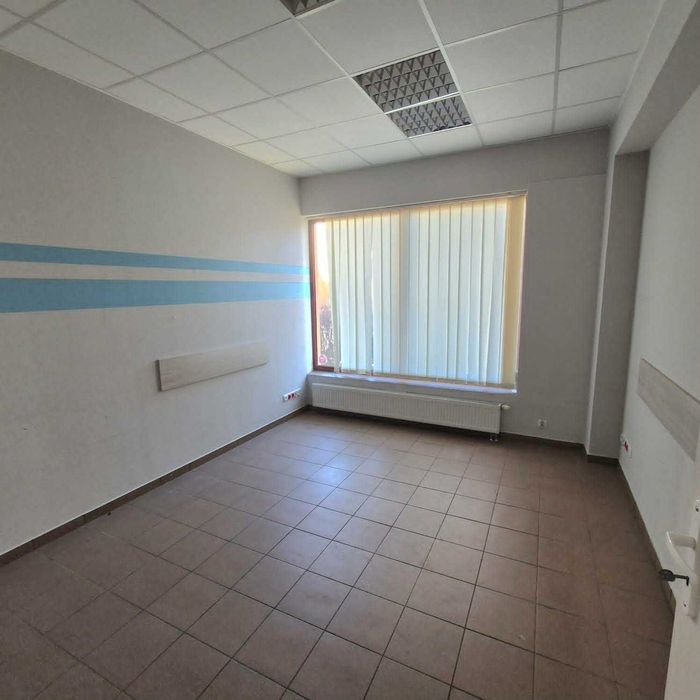 Lokal wysoki, witryny, skrzyżowanie świetlne