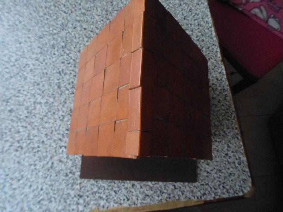 Casa artesanal feita com pequenos tijolos