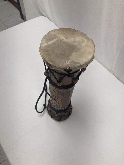 Djembé de 2 lados com alça, suportes partitura e de guitarras