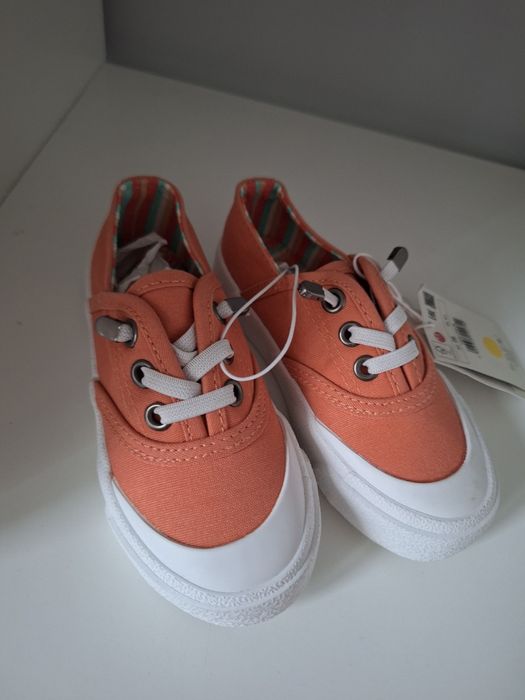 Trampki wsuwane r. 26 Reserved nowe