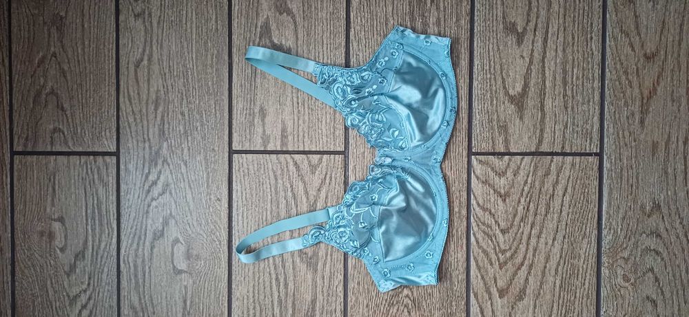 Jasnoniebieski koronkowy biustonosz Naturana w r. 80 B