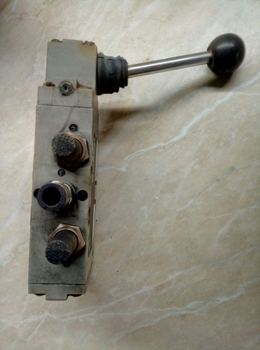 Розподільник ручний з важелем