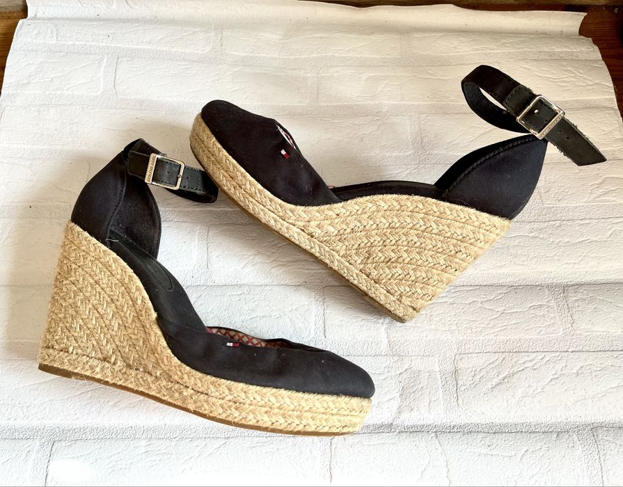 Tommy Hilfiger sandały na koturnie granatowe logo wygodne markowe