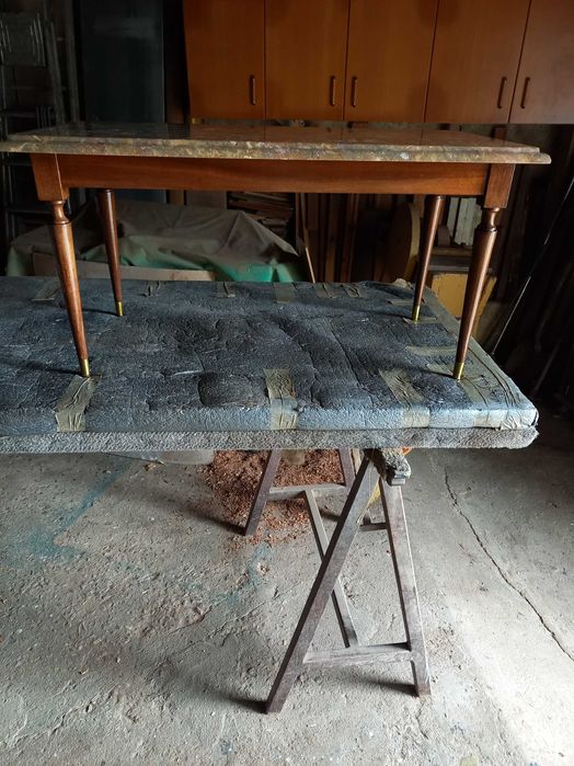 Vendo mesa pequena com pedra mármore