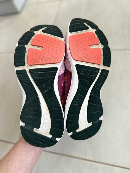 Легкі і зручні кросівки decathlon