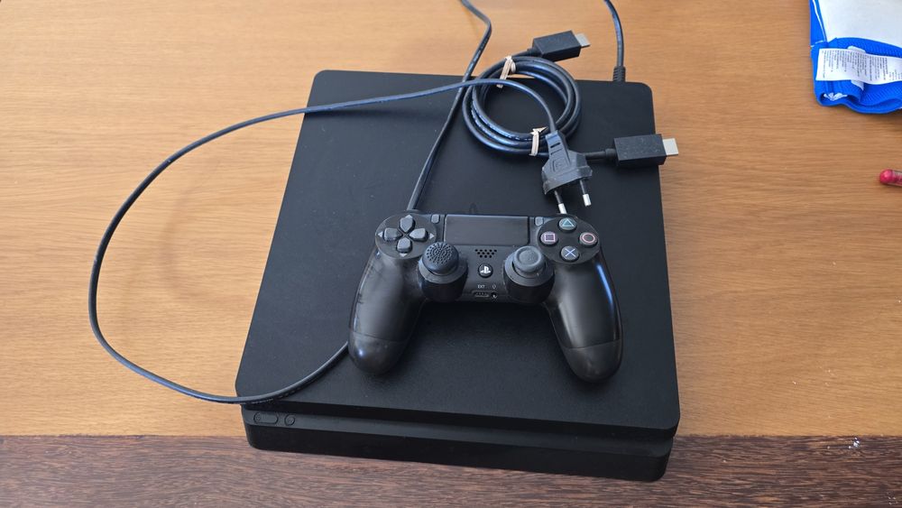 Ps4 de 1 Ter com 1 comando e 4 jogos opcionais