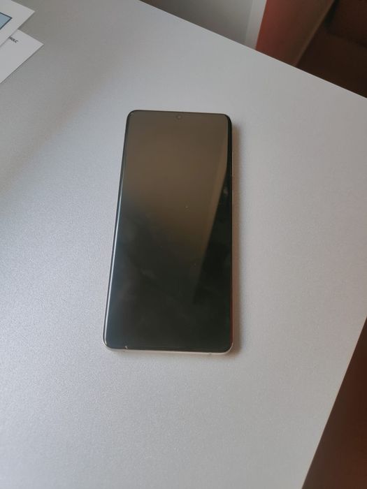 Samsung S20+ em ótimo estado.