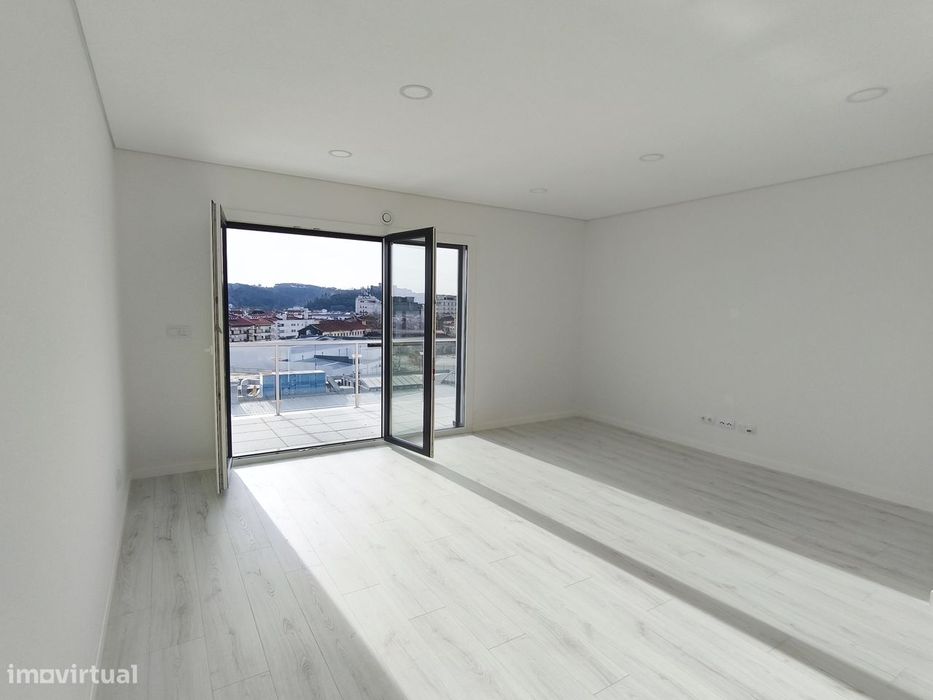 Apartamento T4 Novo c/ Garagem e um parque de Estacionamento