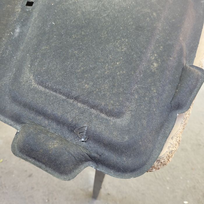 Wygłuszenie maski pokrywy silnika audi a4 b8 2008r