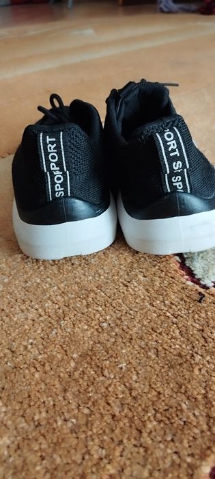 Czarne buty sportowe