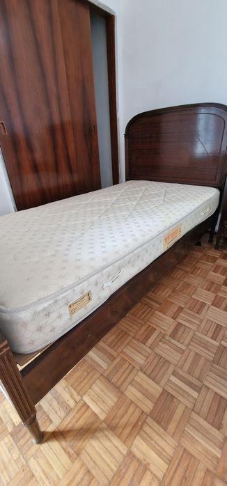 Conjunto de 2 camas, 2 colchões, 1 mesa de cabeceira