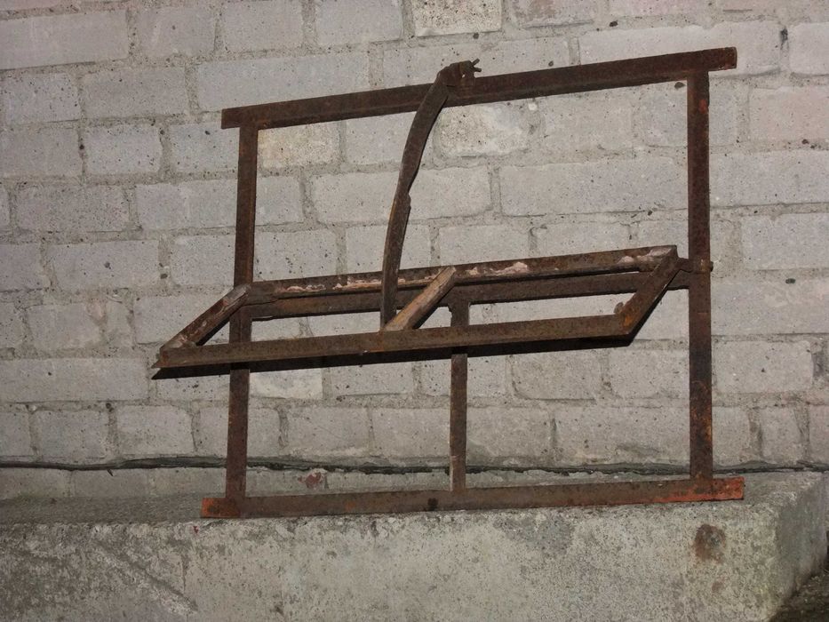 Stare okno metalowe kwadratowe