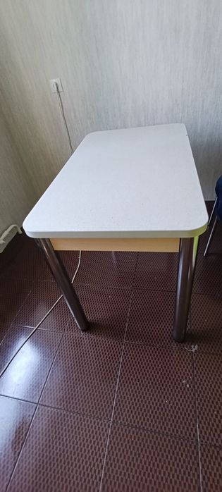 Кухонный стол с хорошей столешницей, стул в подарок.компь