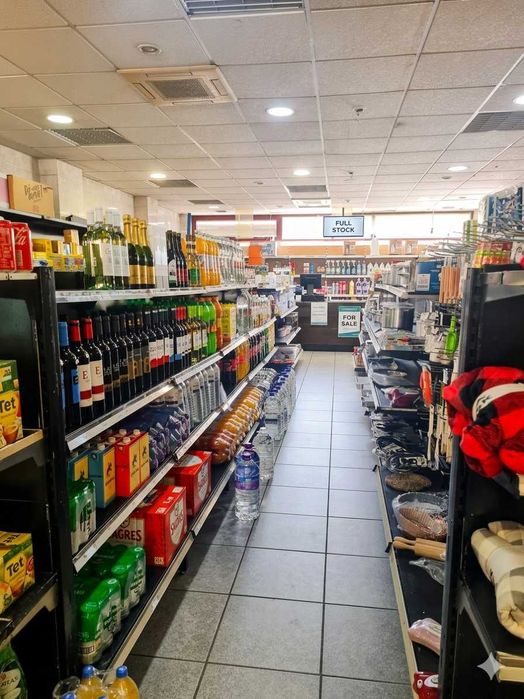 trespasse de minimercado em pleno funcionamento