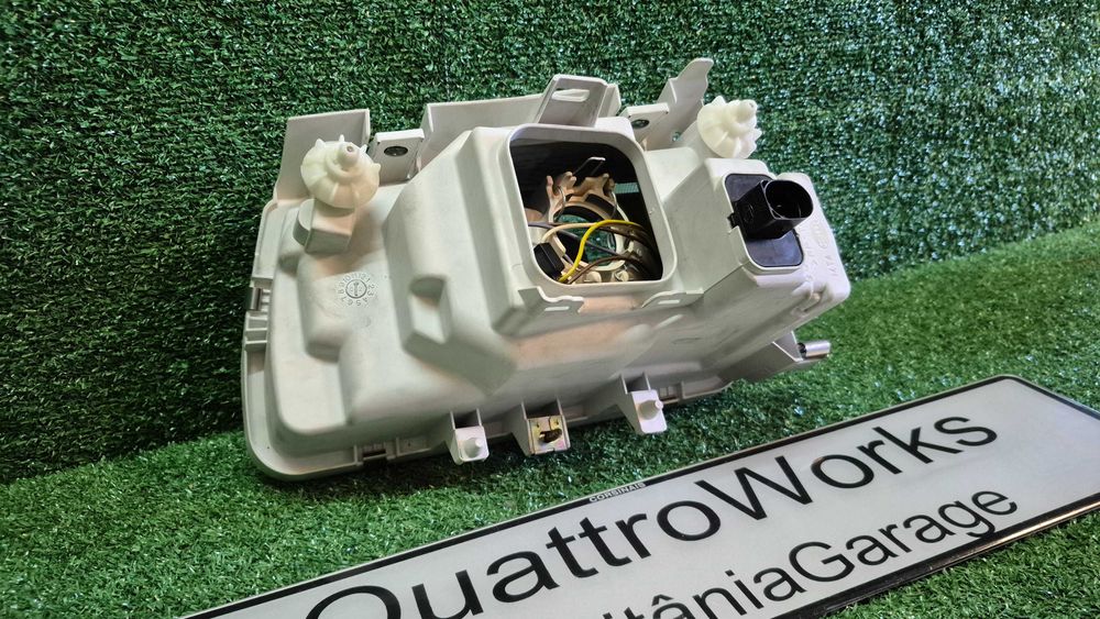 Otica Farol Direito Volkswagen Polo 6N1 1994 a 1999 Ref. 1AF962.489-141 HELLA NOVO