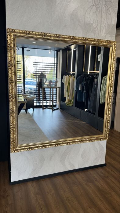 Espelho com moldura em madeira em dourado