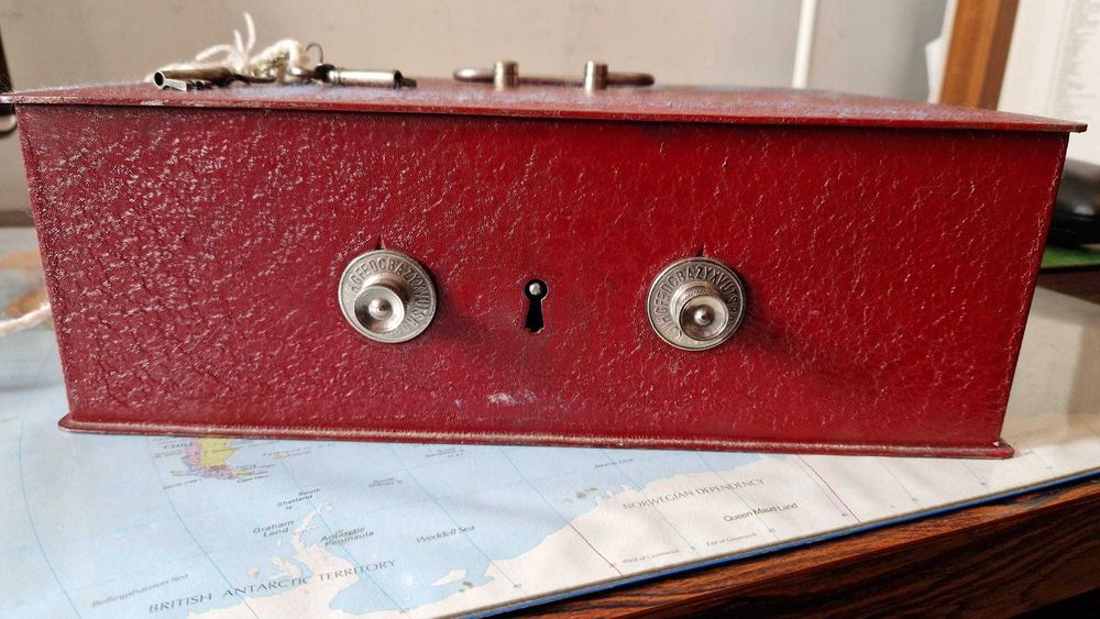 Cofre com código e chave