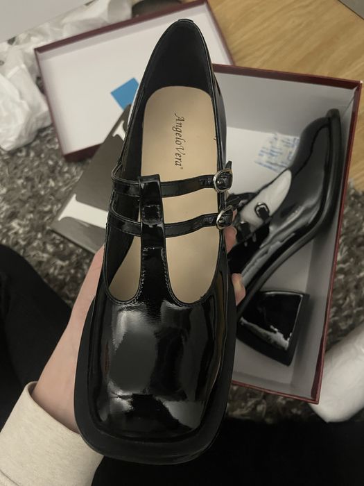 Туфлі на каблуку